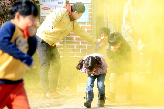 29일 오전 광주 북구 중흥어린이집에서 어린이들이 북구청 안전총괄과 직원들과 화재대피 훈련을 하고 있다.